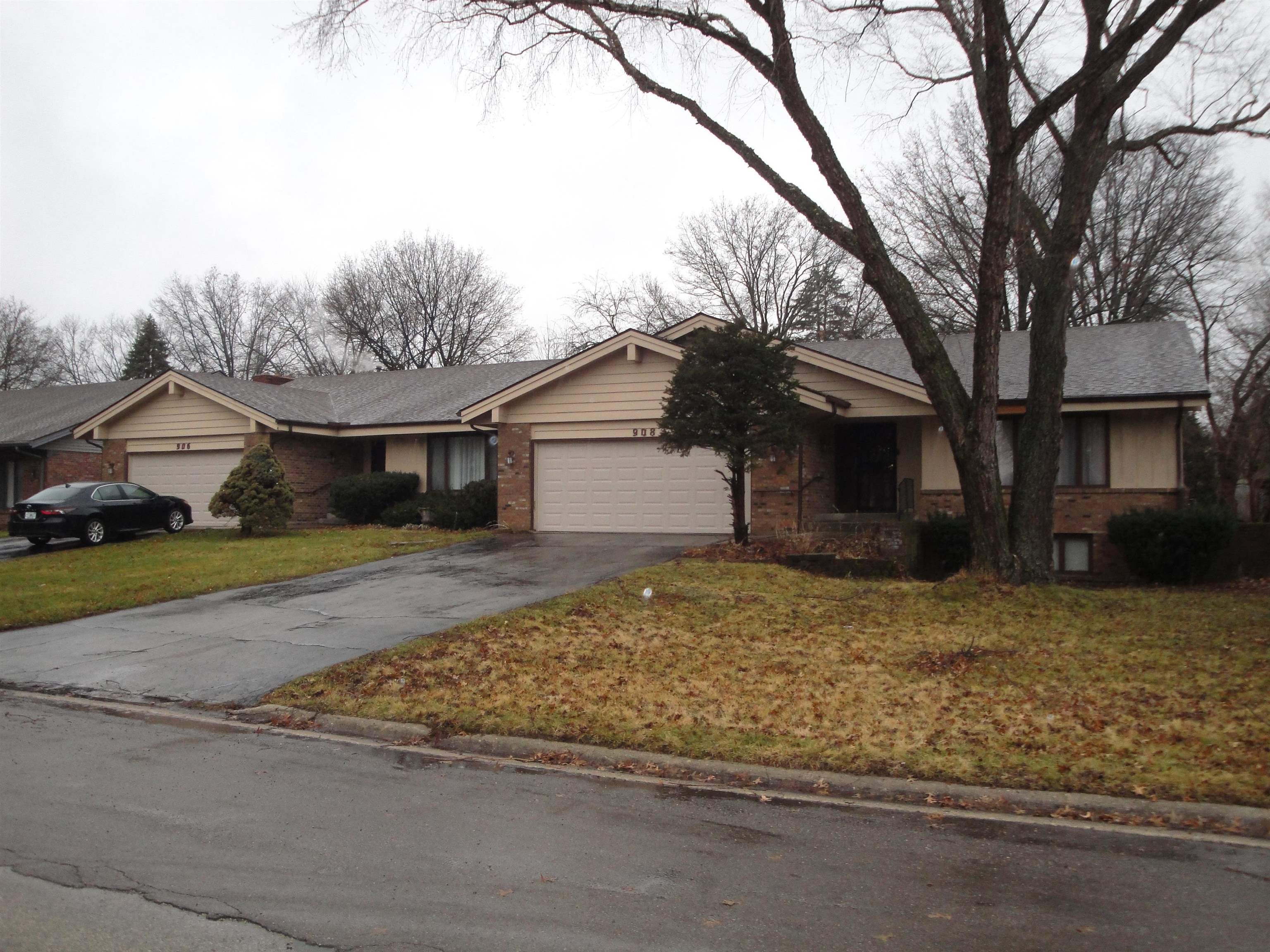 Property Photo:  906-908 Nassau Parkway  IL 61107 