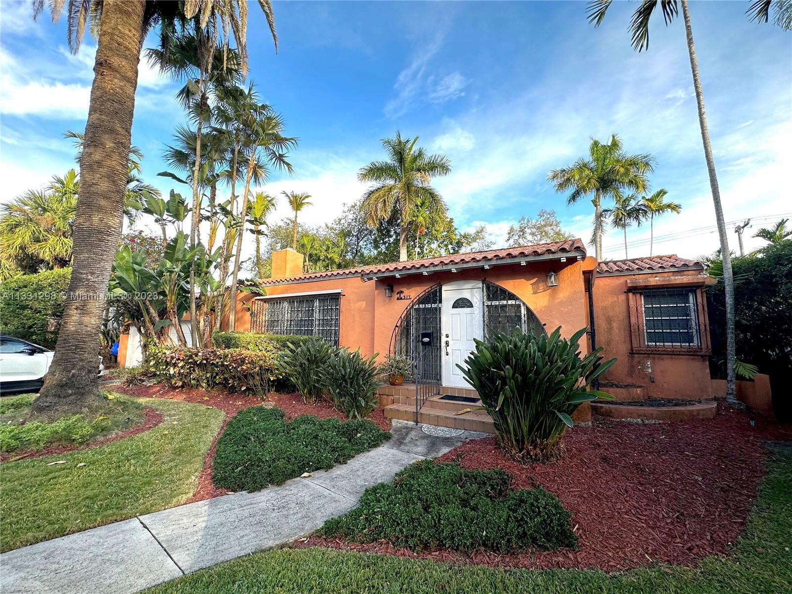 Property Photo: 517 Aragon Ave FL 33134