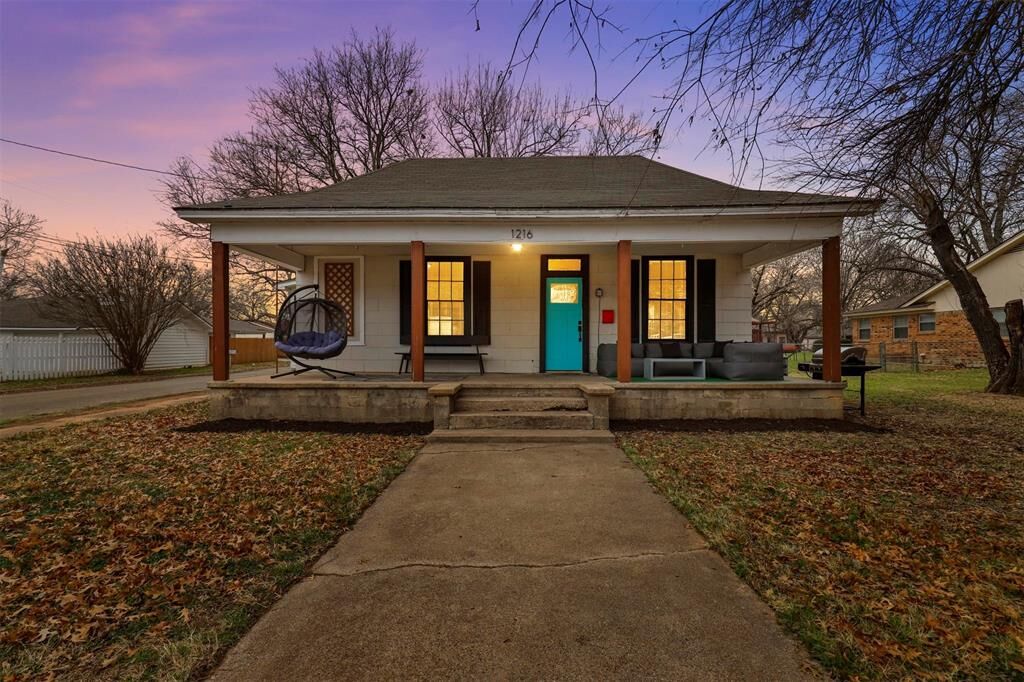 Property Photo: 1216 Gleason Avenue TX 76033