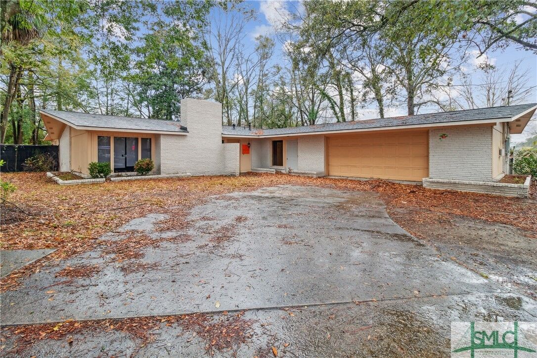 Property Photo:  1929 Mills B Lane Boulevard  GA 31405