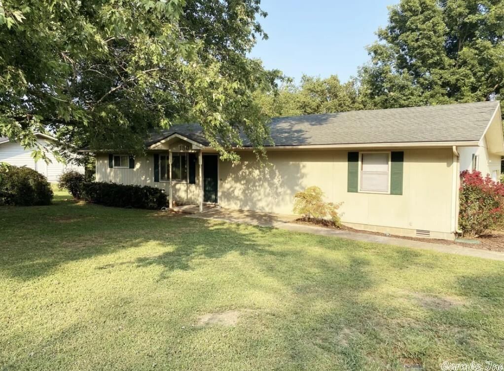 Property Photo: 130 N Locust Street AR 72644