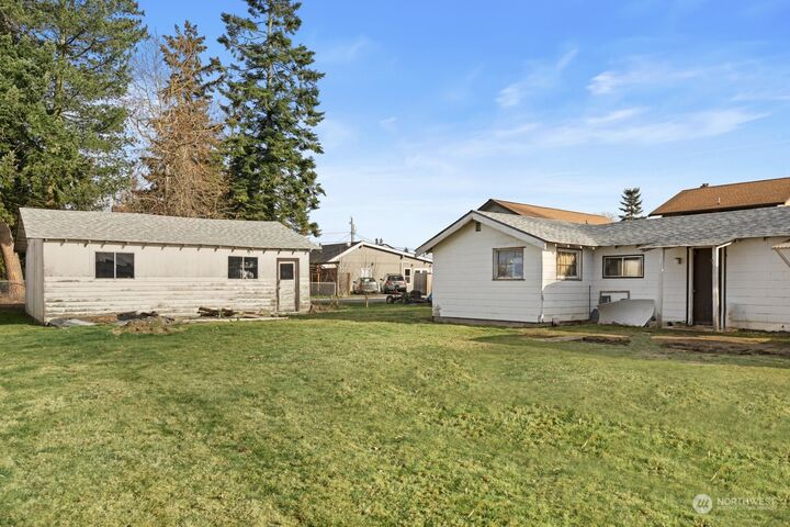 Property Photo: 927 6th Avenue SW WA 98371