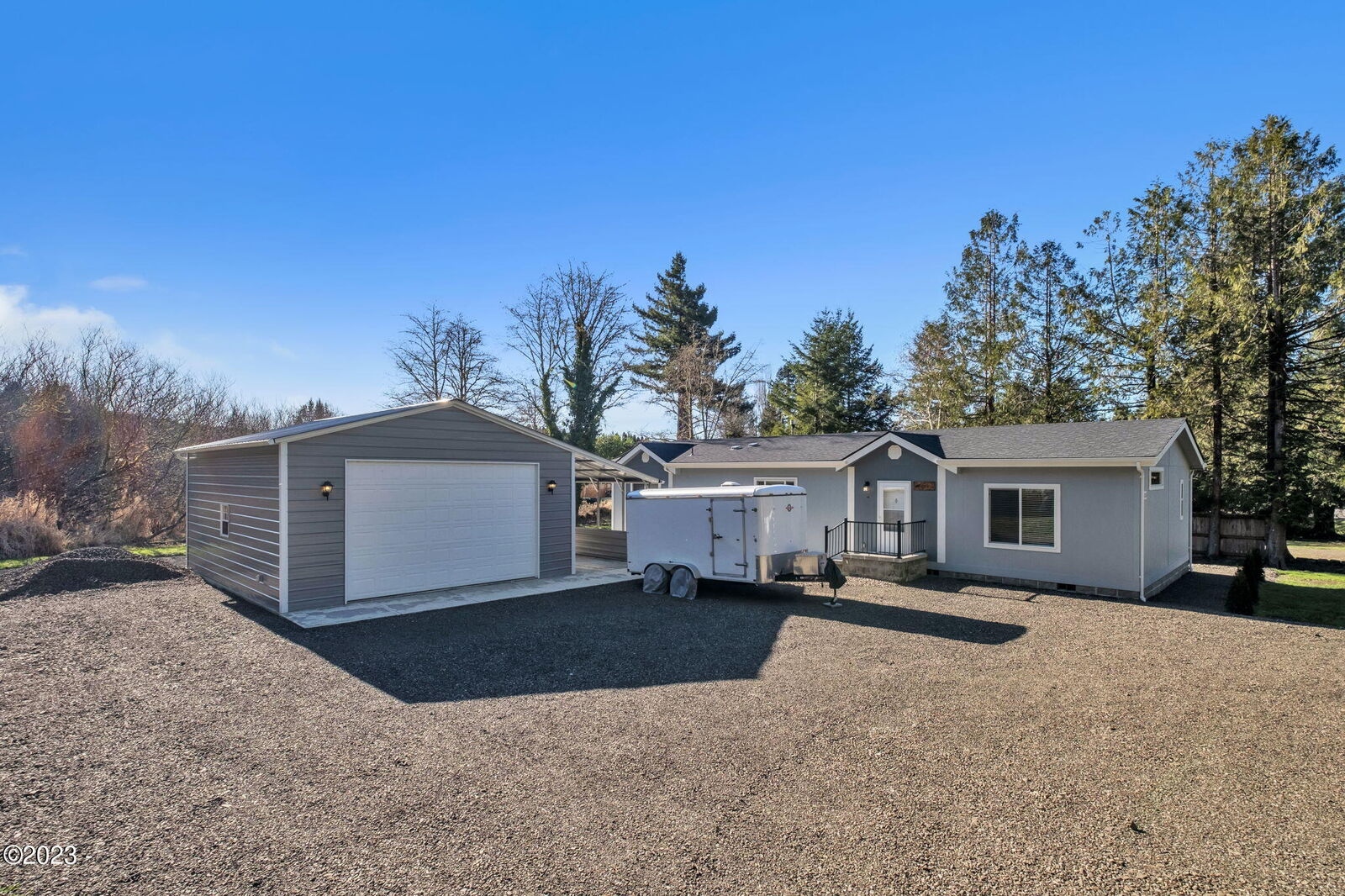 Property Photo: 323 Old River Road OR 97380