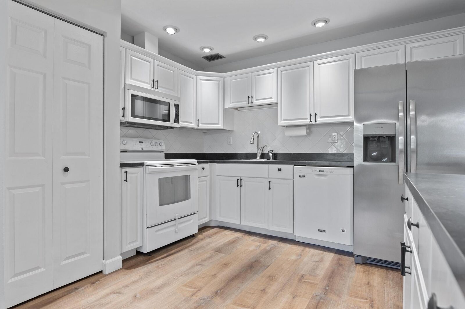 Property Photo:  542 SE 28th Circle  FL 33435 