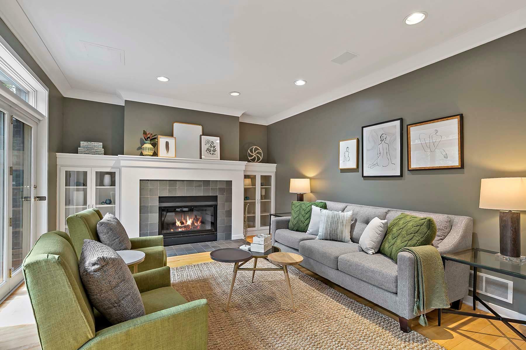 Property Photo:  158 Bank Street SE  MN 55414 