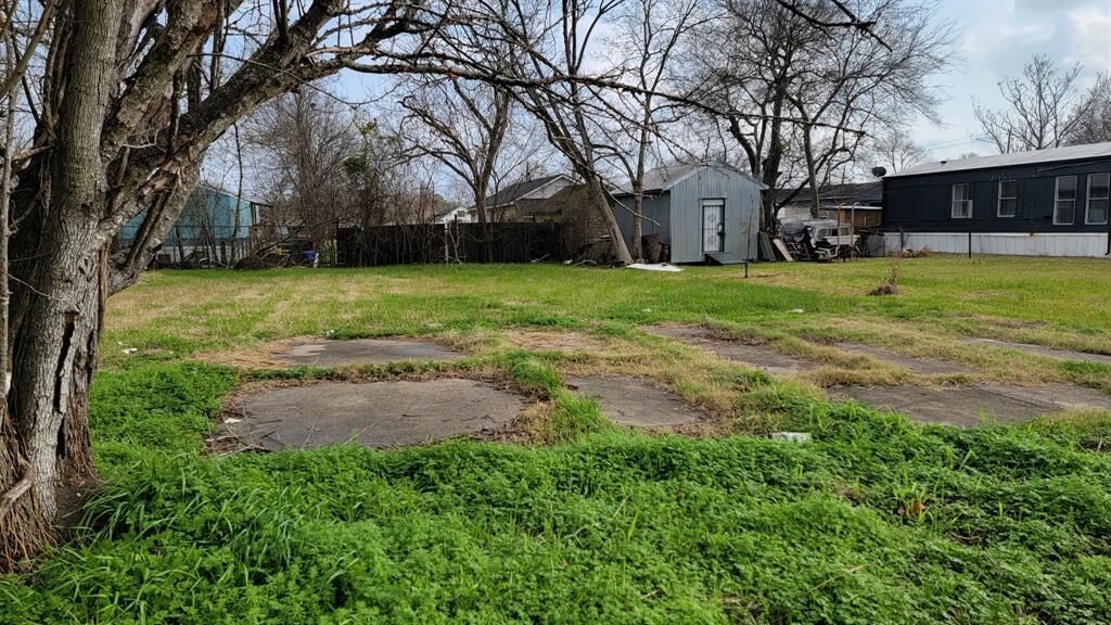 Property Photo: 1116 Pine Street TX 77520