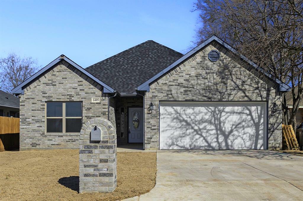 Property Photo: 1405 E Robert Street TX 76104
