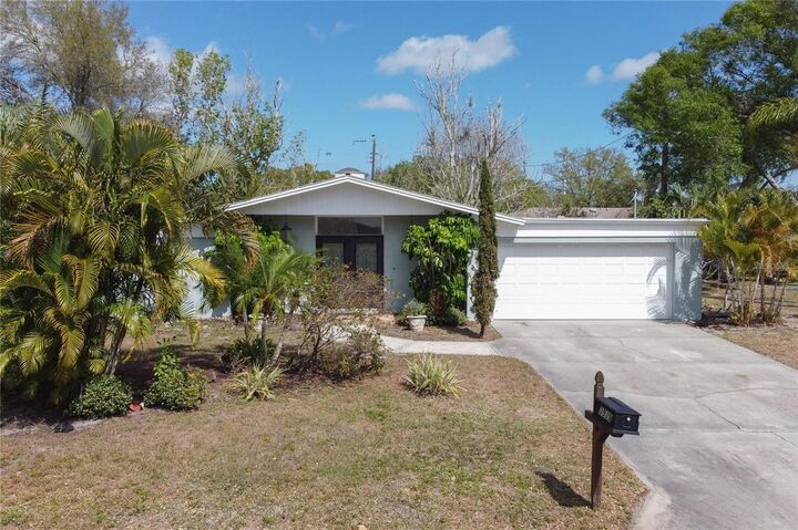 Property Photo:  3939 Pin Oaks Street  FL 34232 