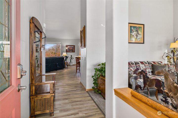 Property Photo:  1806 N Bluegrass Lane  WA 98926 