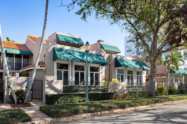Property Photo: 200 Cocoanut Avenue 3 FL 34236