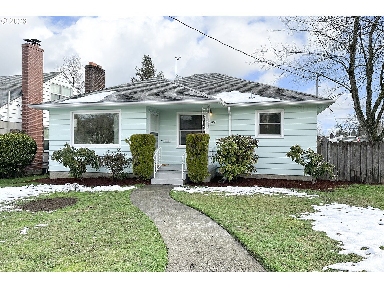 Property Photo: 5704 NE 36th Ave OR 97211