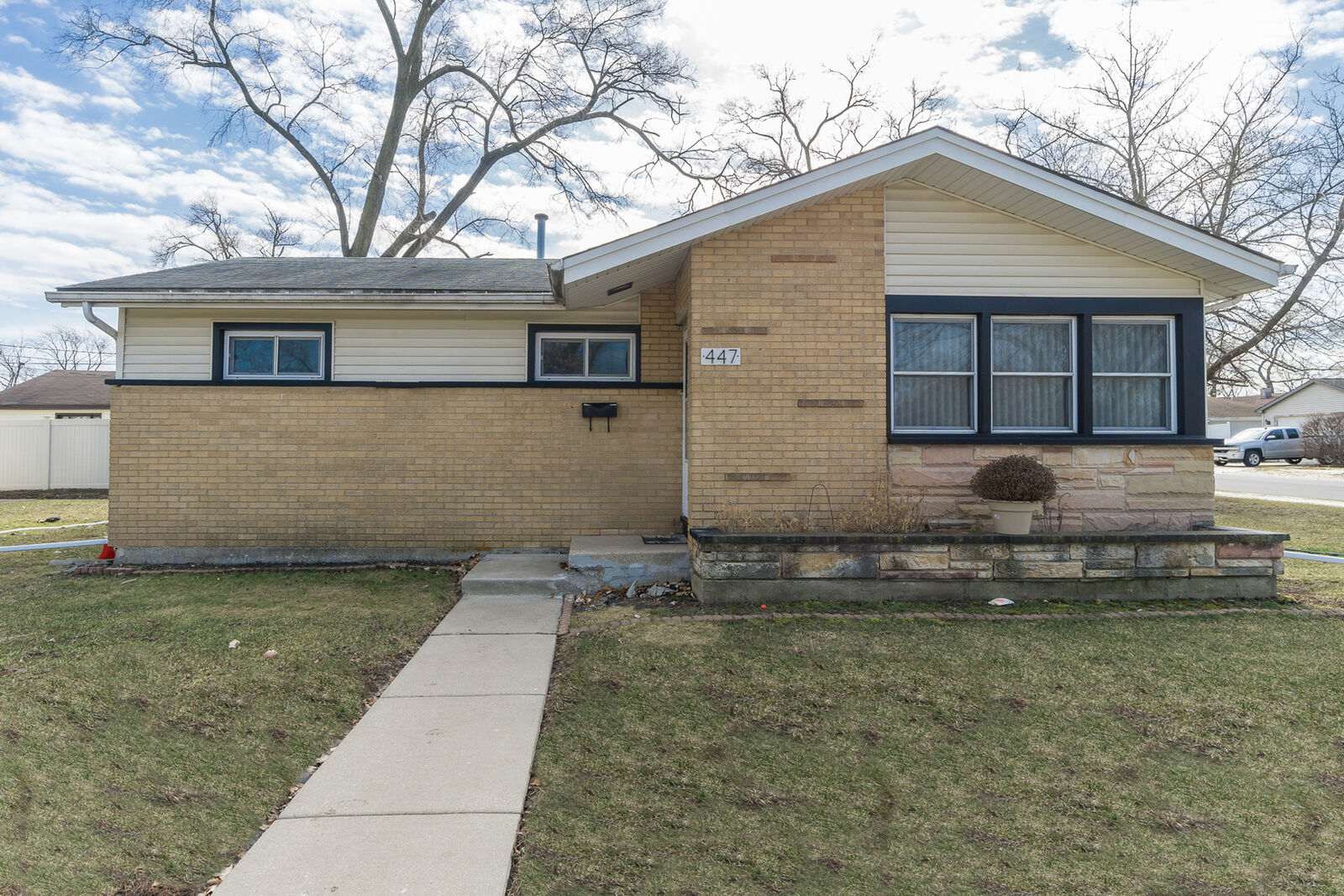 Property Photo:  447 W Byron Avenue  IL 60101 