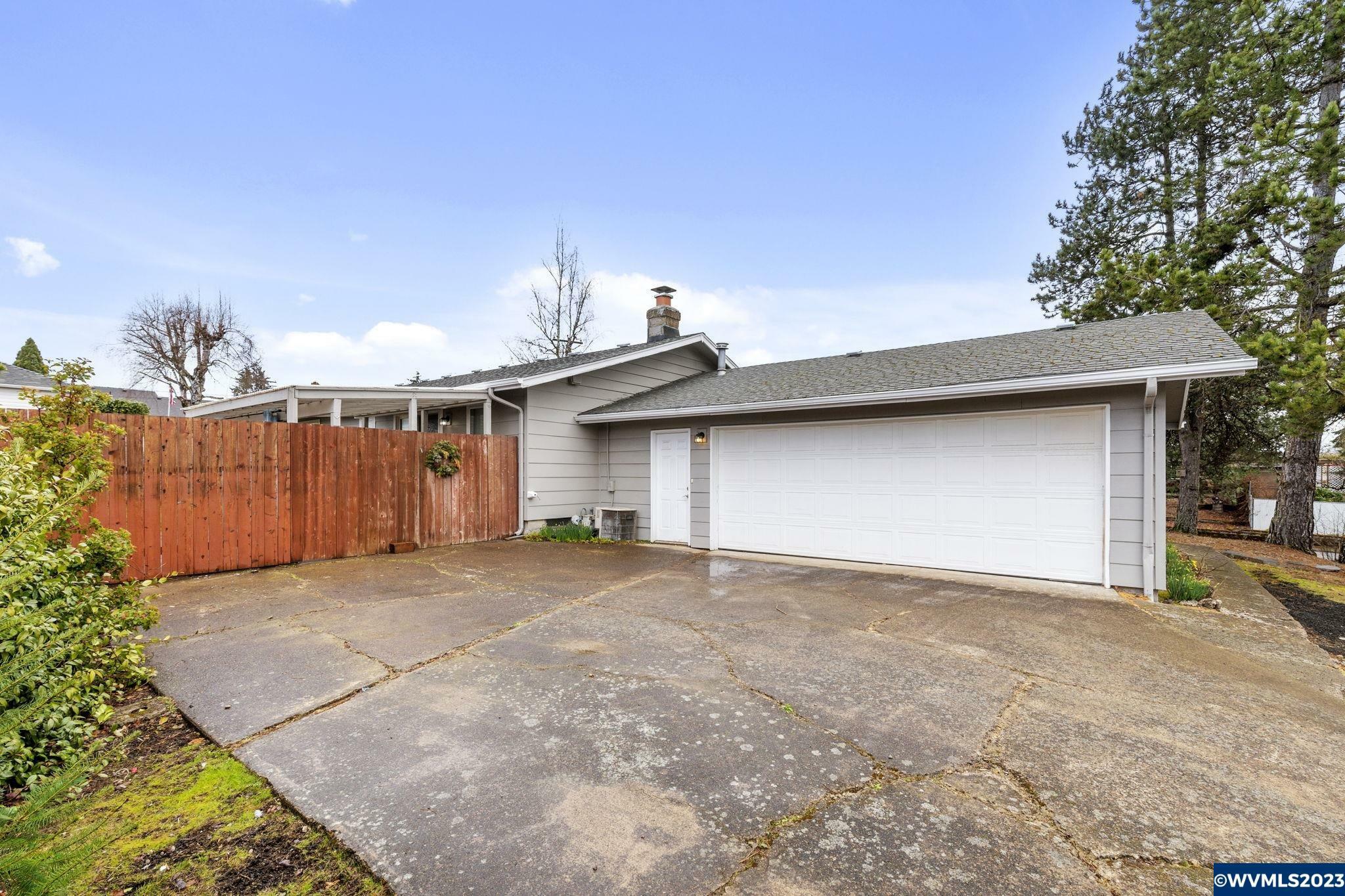 Property Photo: 573 Orchard Dr OR 97338