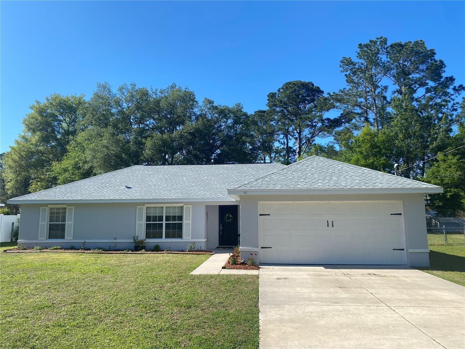 Property Photo: 42 Redwood Road FL 34472