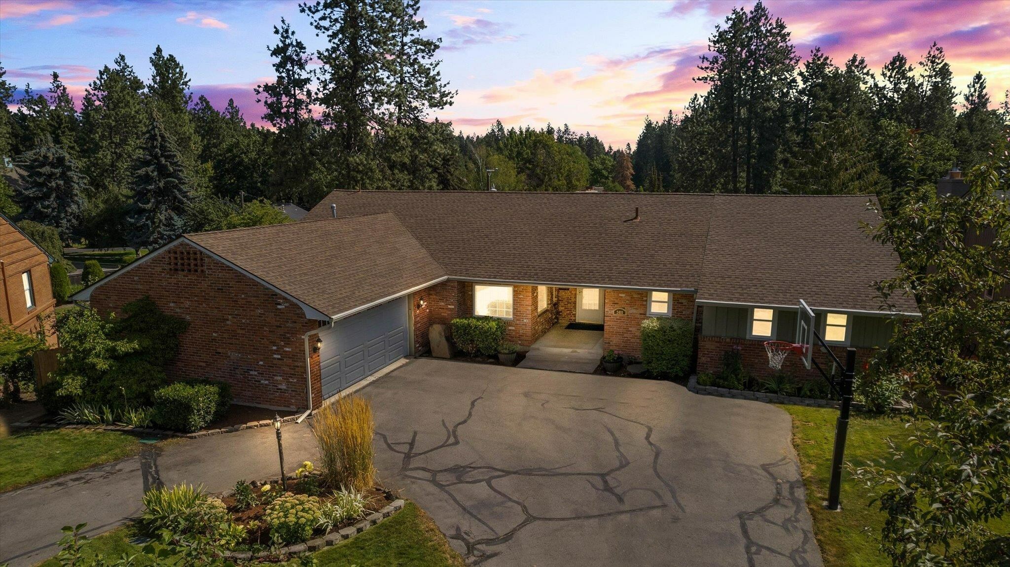Property Photo: 2411 S Helena Ct WA 99203