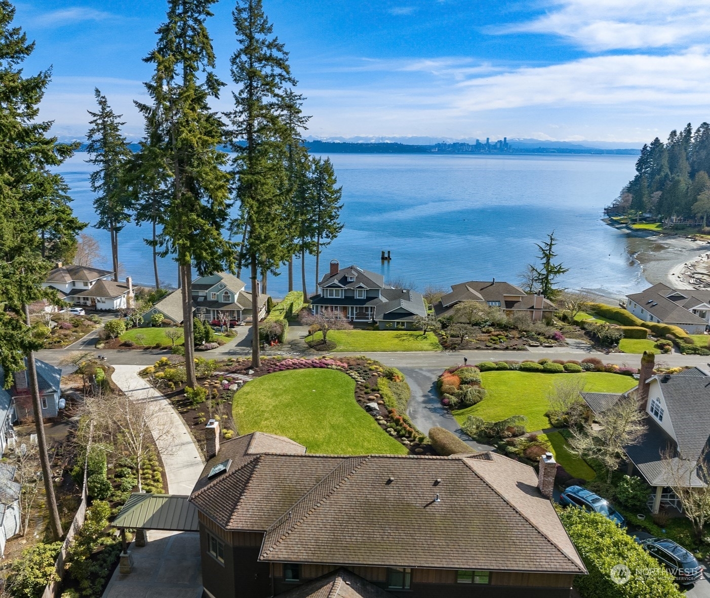 Property Photo:  10085 Edgecombe Place NE  WA 98110 