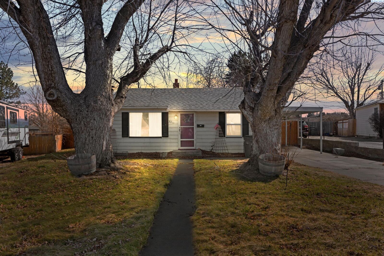 Property Photo:  2211 W 6th Ave  WA 99336 