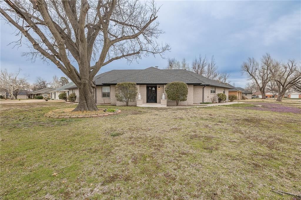 Property Photo:  9800 Lakeshore Drive  OK 73120 