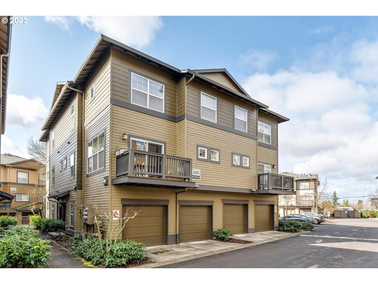 Property Photo:  1090 SW 170th Ave 200  OR 97003 