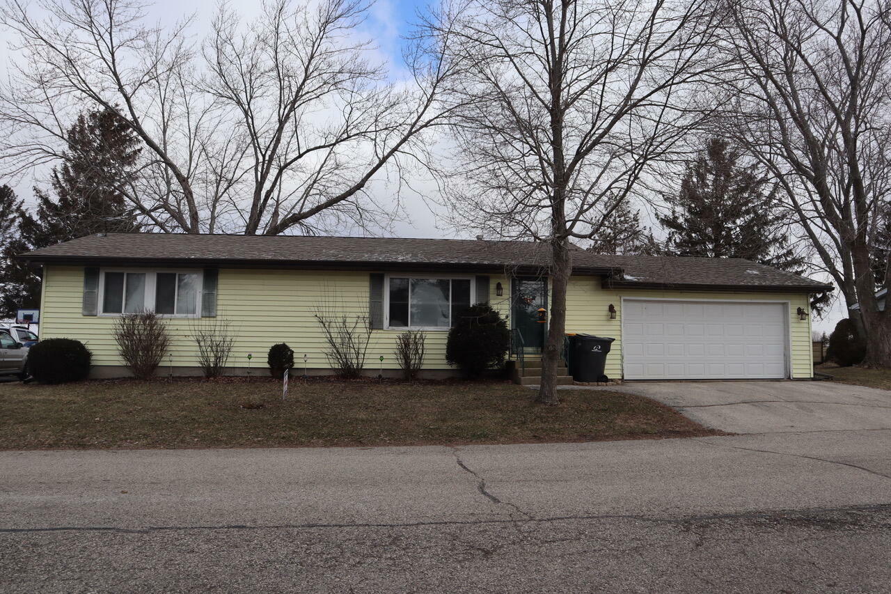 Property Photo:  814 S Eastown Manor -  WI 53121 