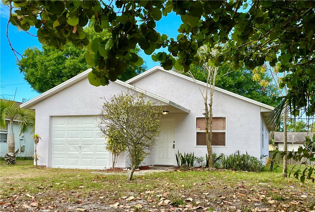 Property Photo:  1425 20th Court SW  FL 32962 