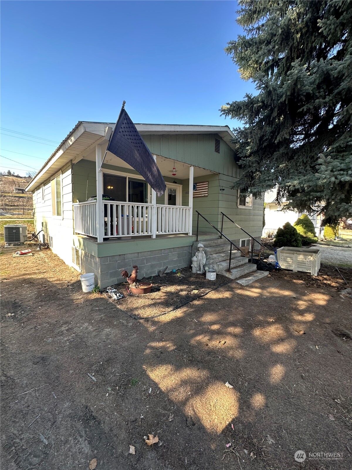 Property Photo: 429 N 2nd Avenue WA 98840