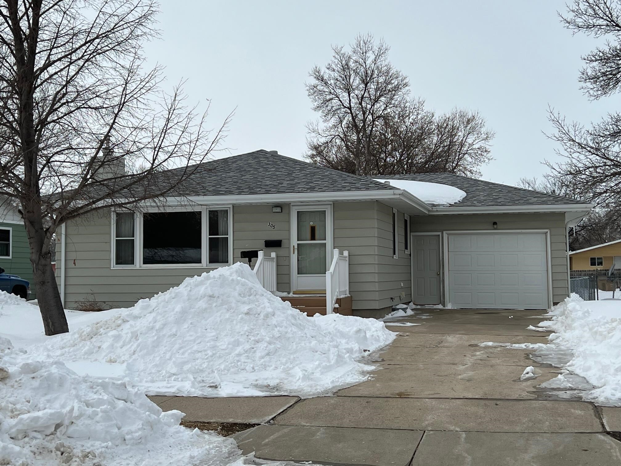 Property Photo: 305 19th St NW ND 58703
