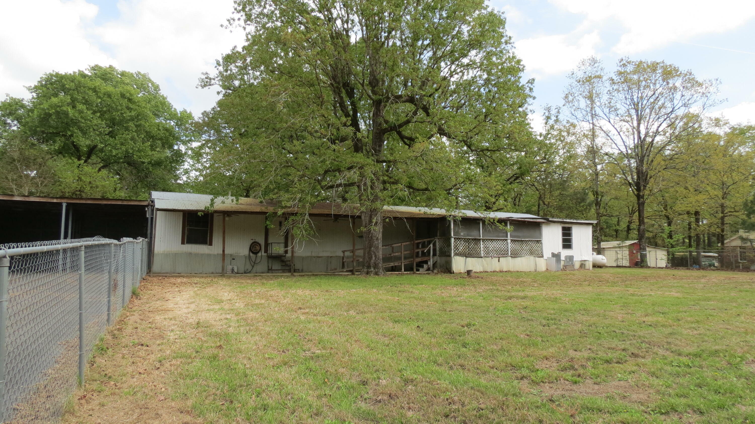 Property Photo:  1576 Lake Vernon Rd  LA 71446 