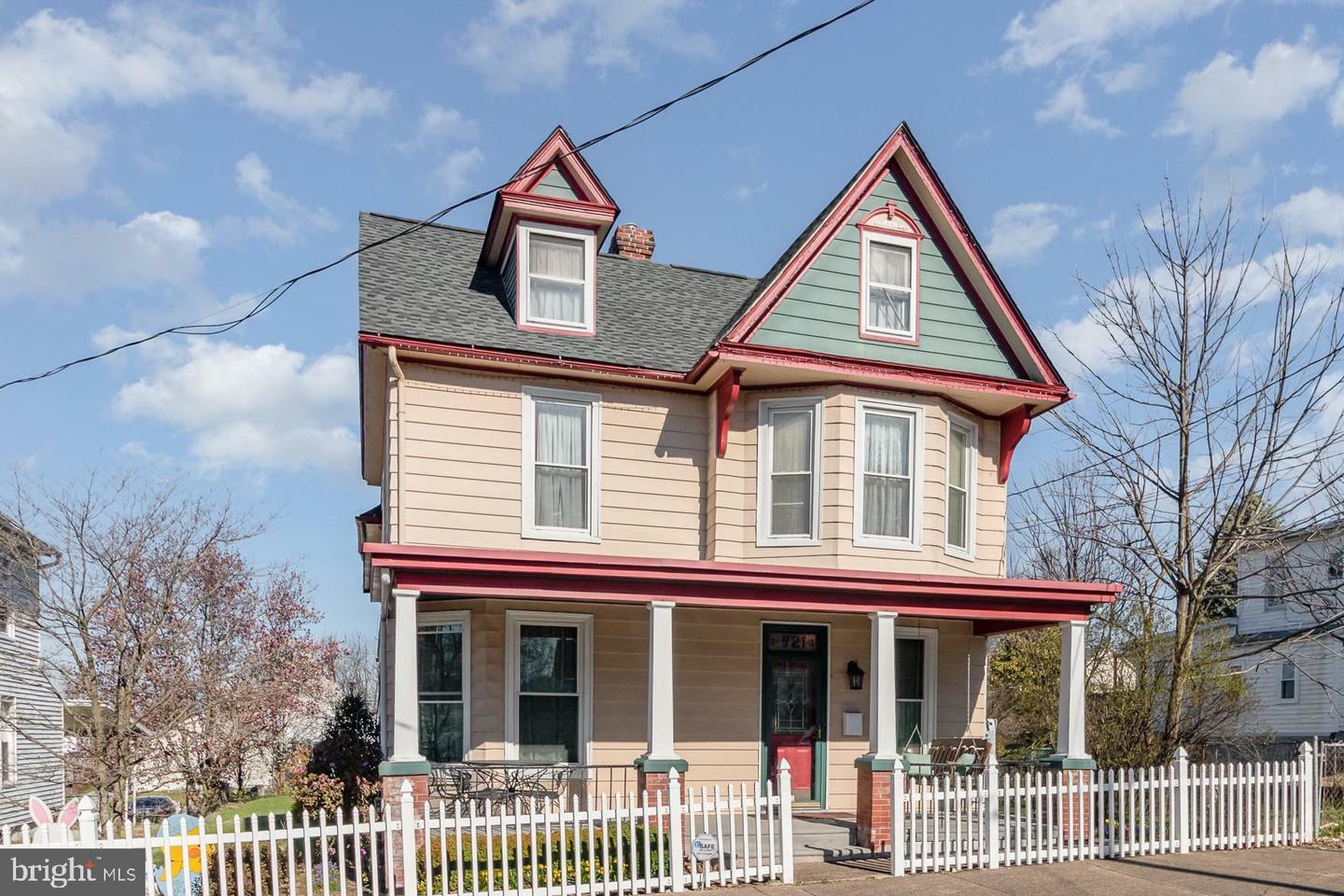 Property Photo:  421 Lincoln Street  PA 17113 