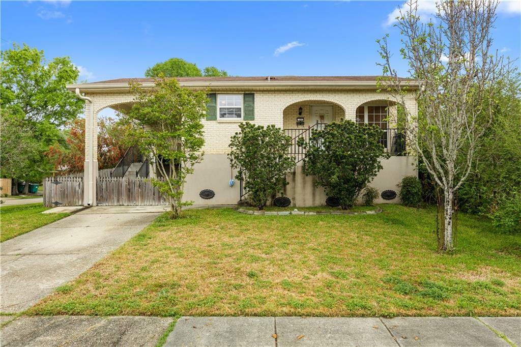 Property Photo:  206 Meadowmoss Drive  LA 70458 