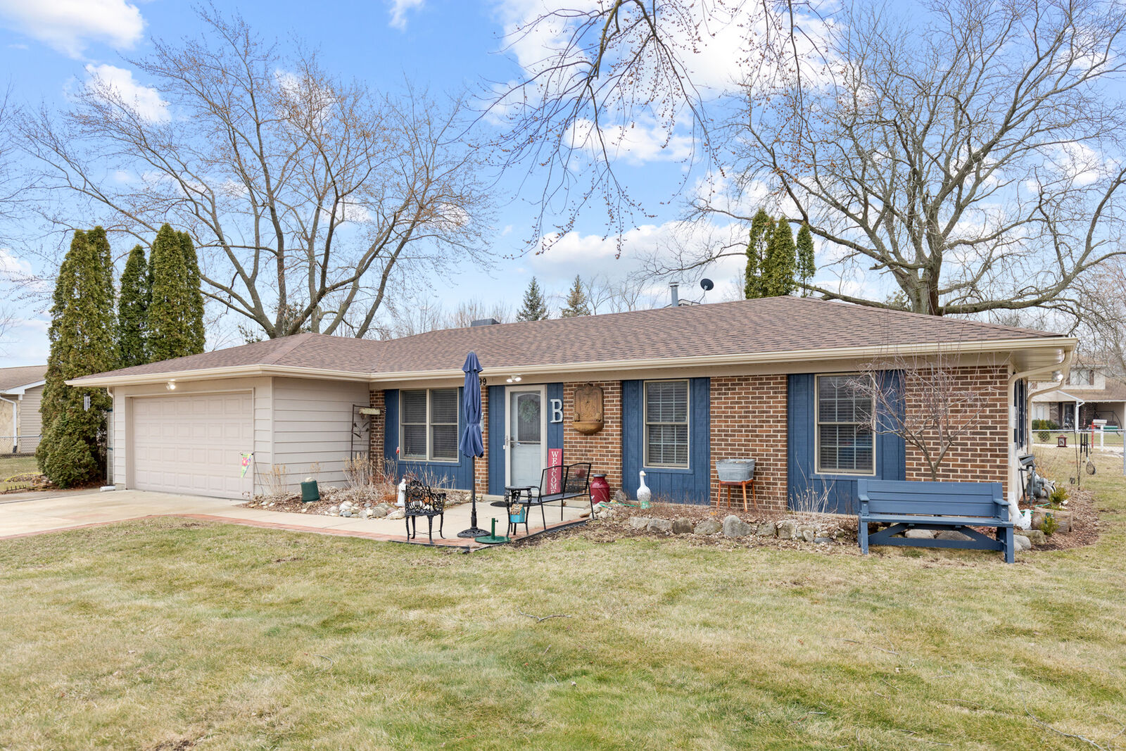 Property Photo: 1099 Highbury Drive IL 60120