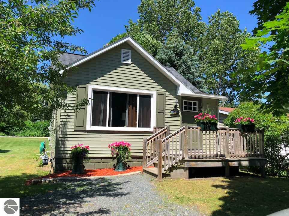 Property Photo:  907 Leelanau Avenue  MI 49635 