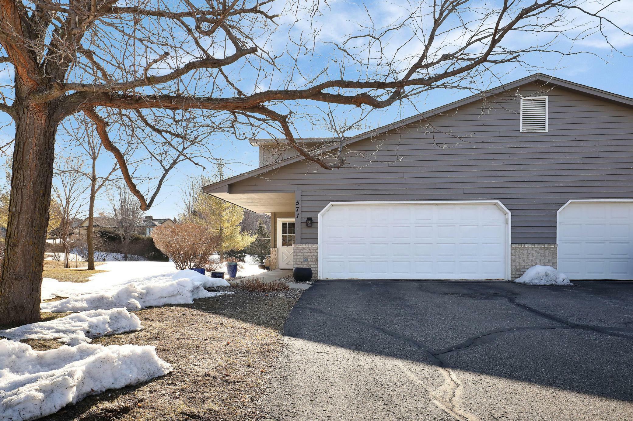 Property Photo:  571 Oakhill Circle  MN 55318 