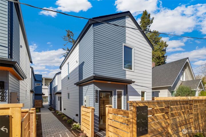 Property Photo:  1044 S Donovan Street  WA 98108