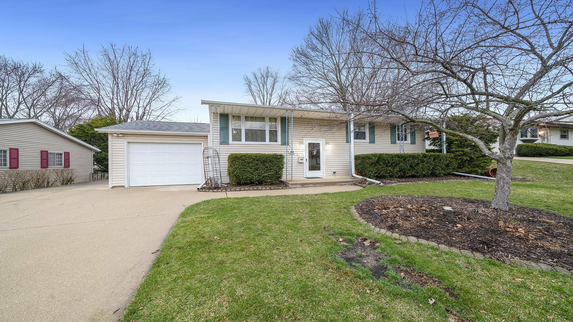 Property Photo:  2901 Ashbrook Drive  IL 61109 