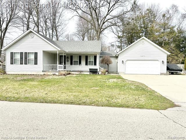 Property Photo:  320 Hemlock Lane  MI 48040 