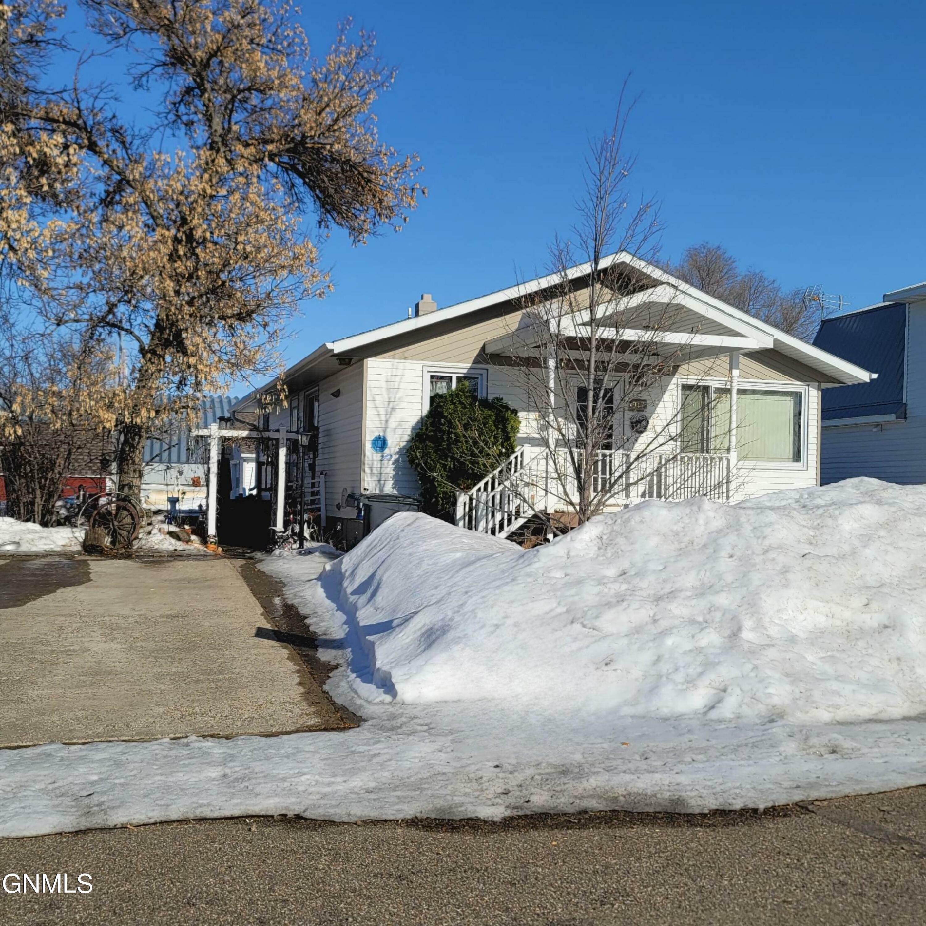 Property Photo:  917 Main Street  ND 58571 