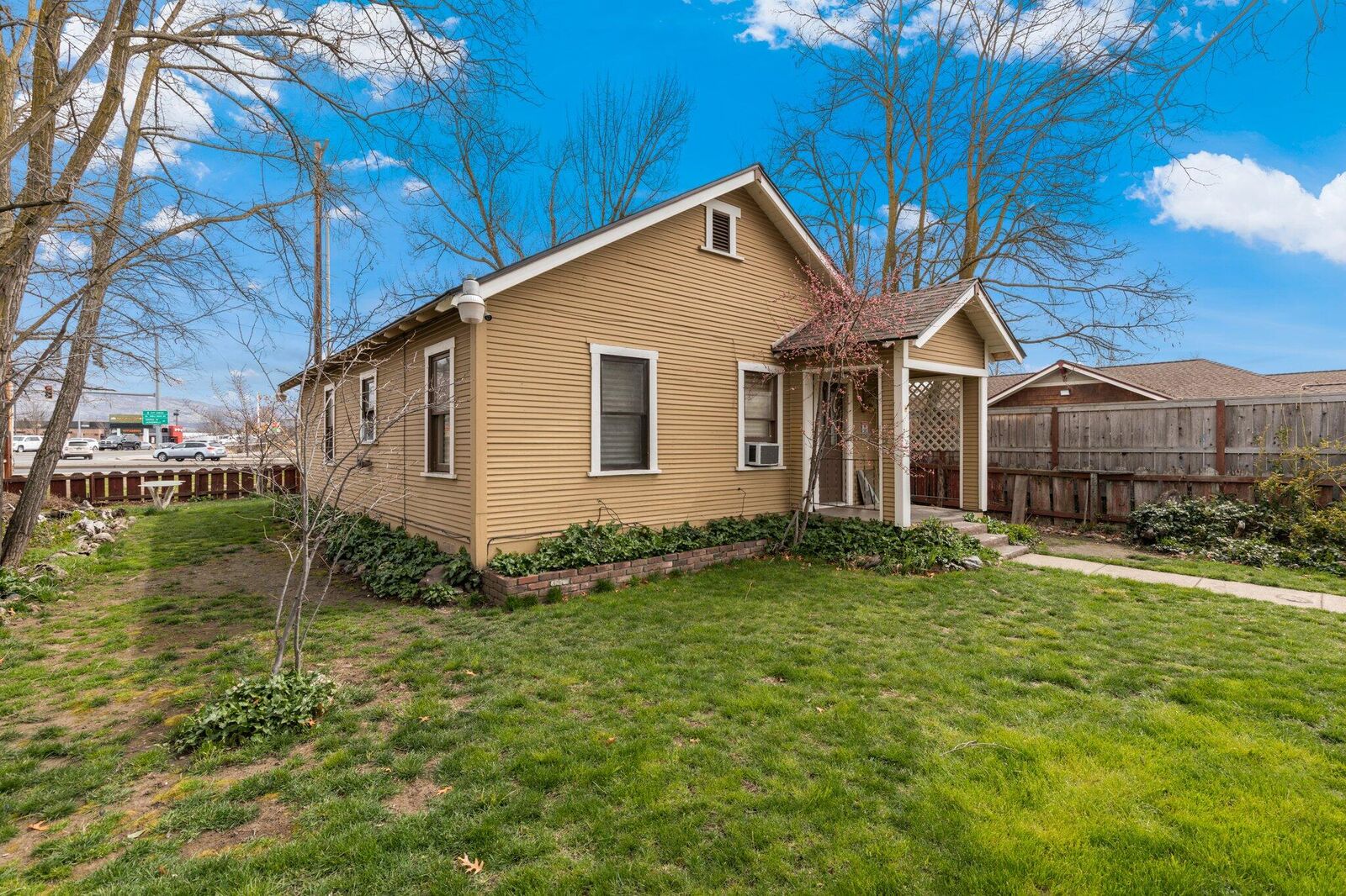 Property Photo: 1916 Elm Avenue OR 97501