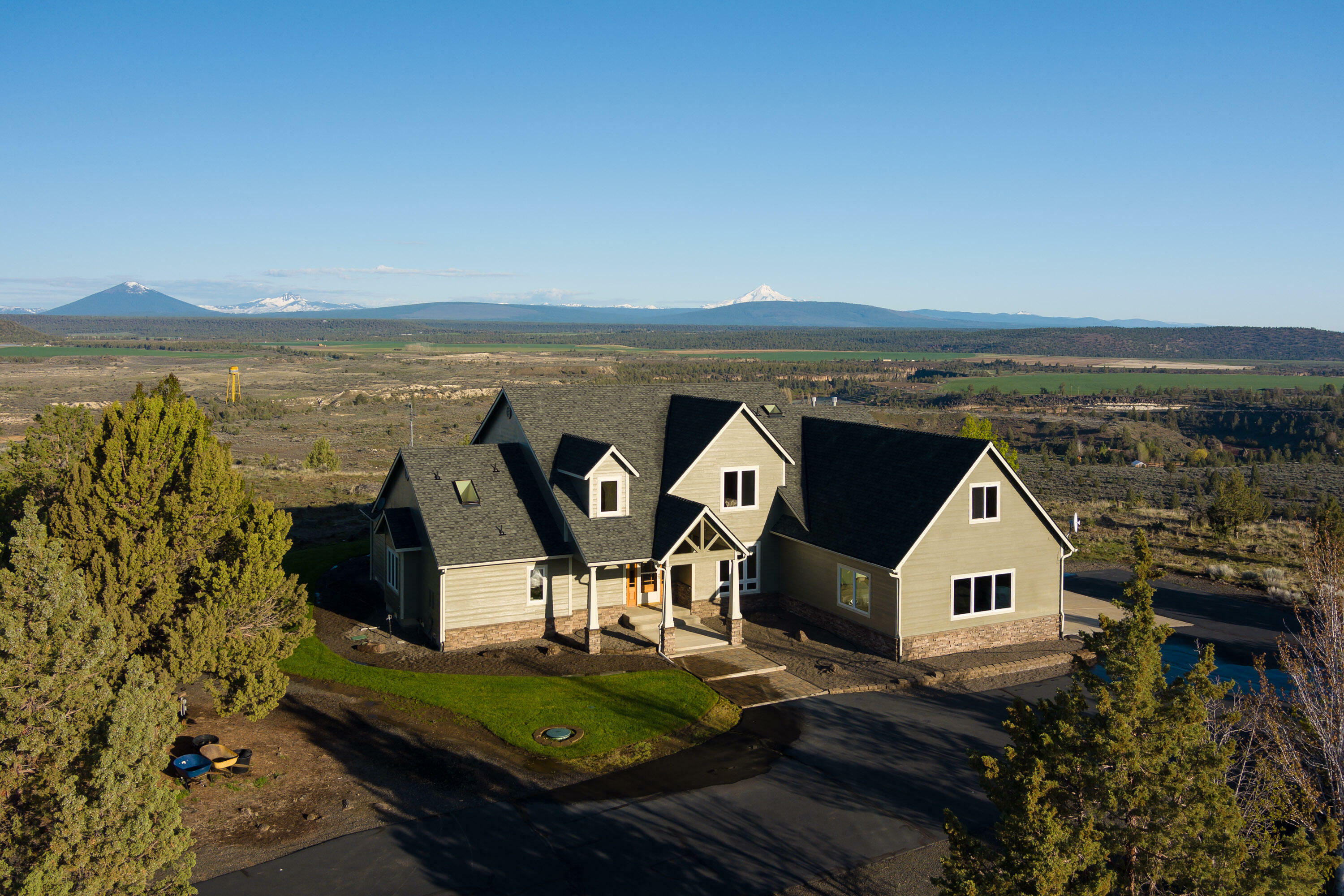 Property Photo: 9143 NW Teater Avenue OR 97760