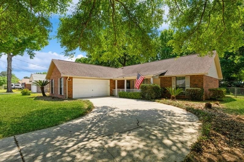 Property Photo: 858 Valley Ridge Cir FL 32514