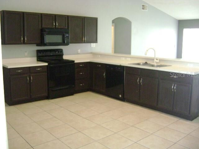 Property Photo: 902 Cambridge Court FL 34758
