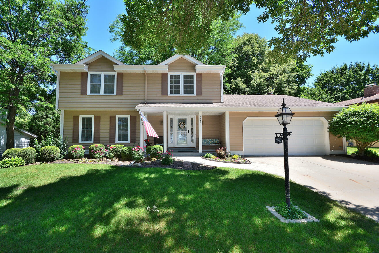 Property Photo: 2227 Pebble Valley Rd WI 53188