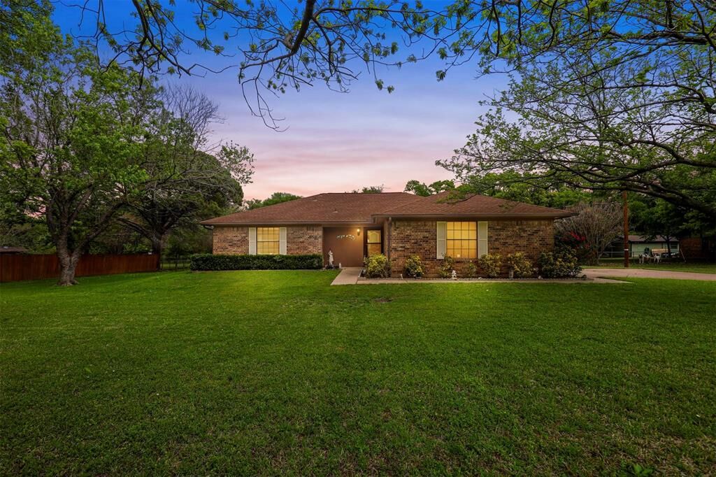 Property Photo:  624 Donna Court  TX 76028 