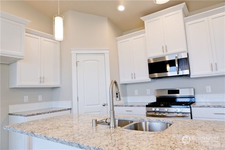 Property Photo:  939 P Street SW  WA 98848 