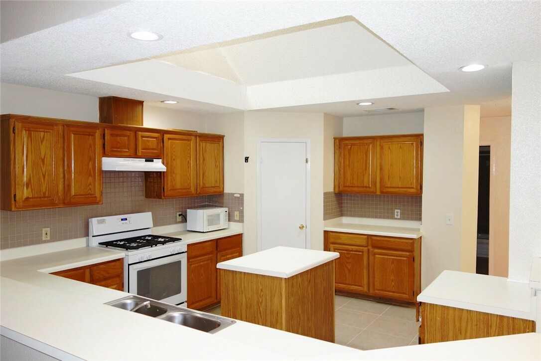 Property Photo: 2205 Fuzz Fairway TX 78728