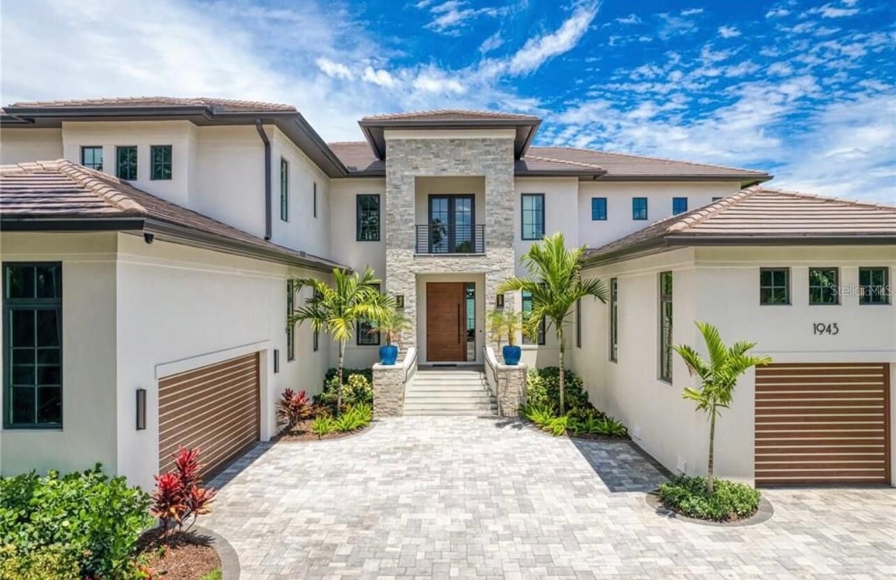 Property Photo: 1943 Brightwaters Boulevard NE FL 33704