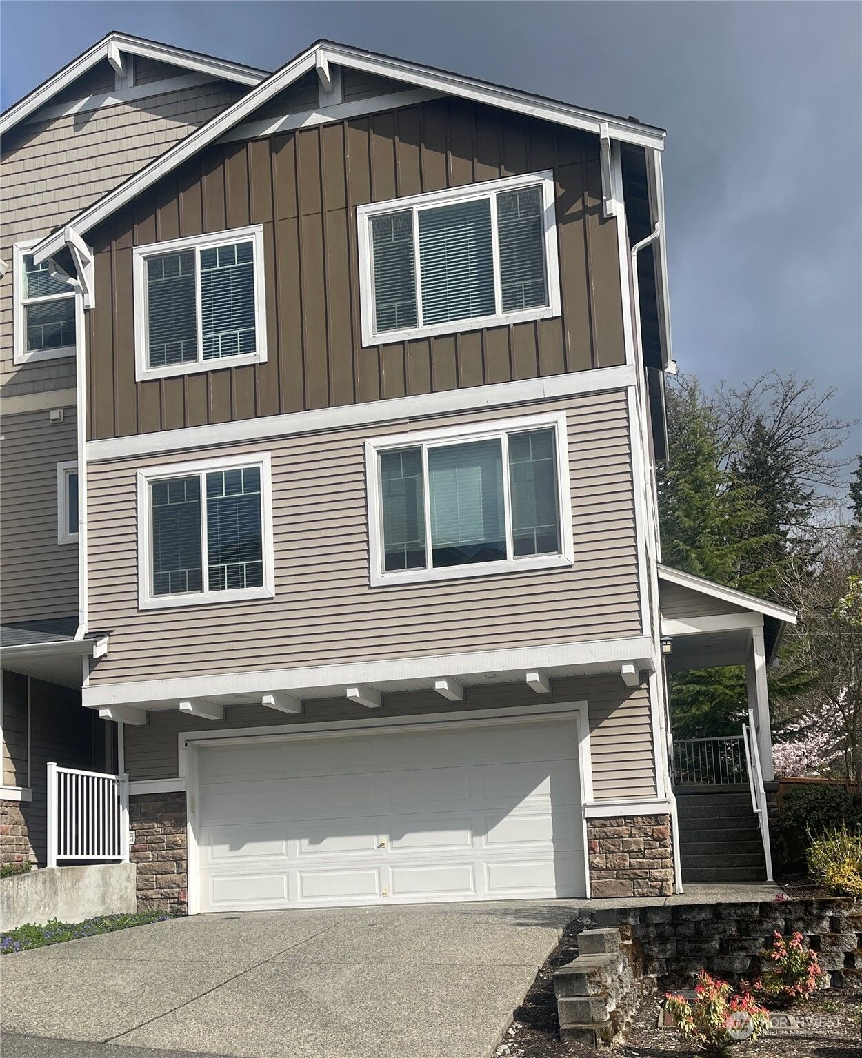 Property Photo:  15720 Manor Way H4  WA 98087 