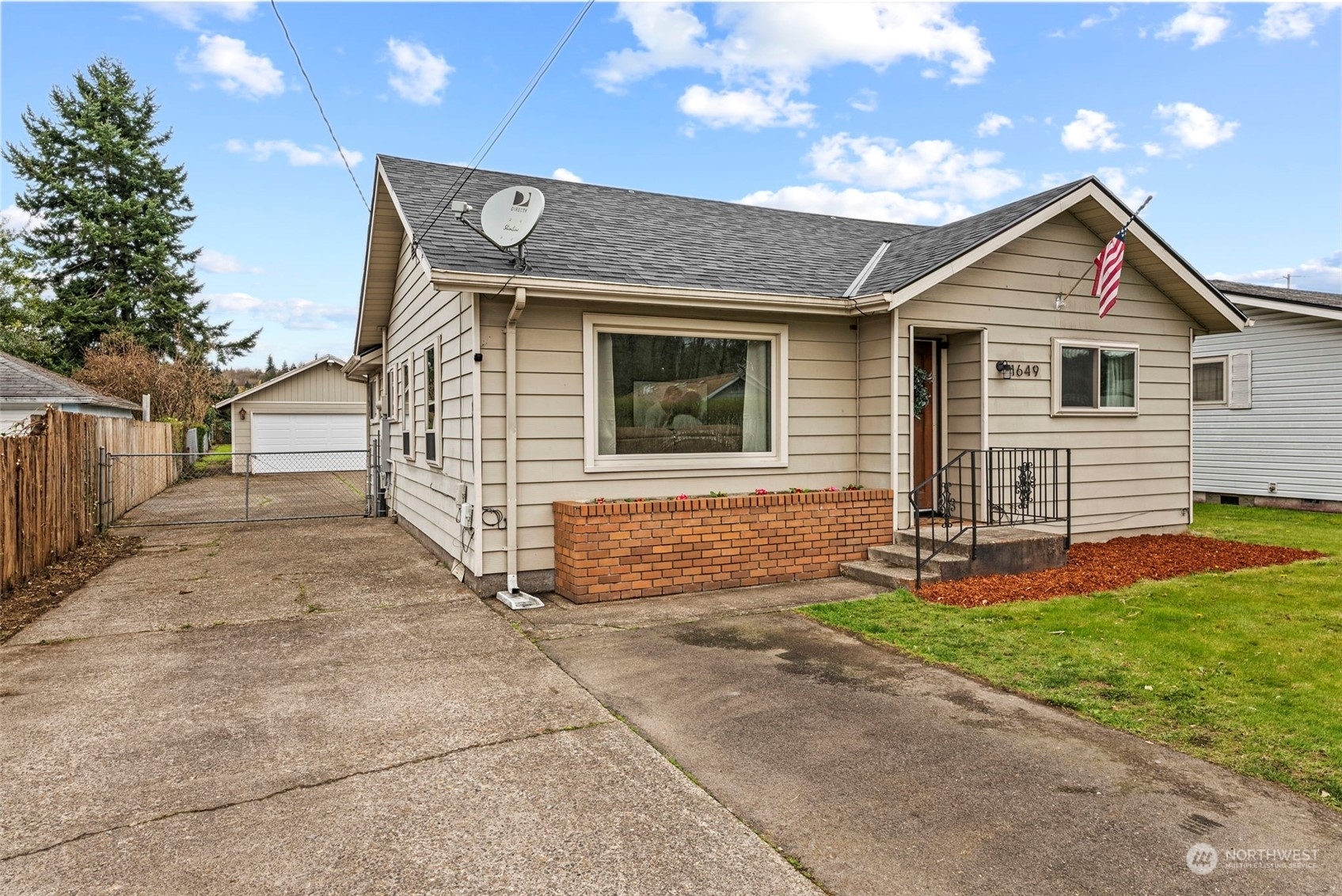 Property Photo:  1649 N 2nd Street  WA 98626 