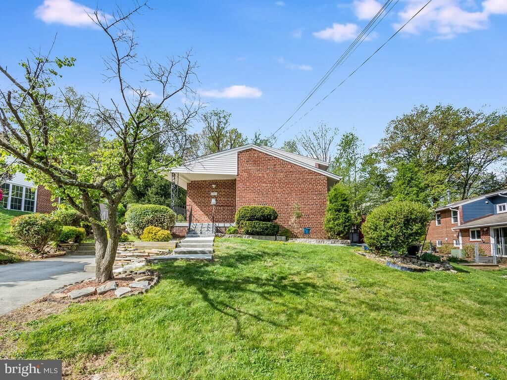 Property Photo: 6337 Phyllis Lane VA 22312