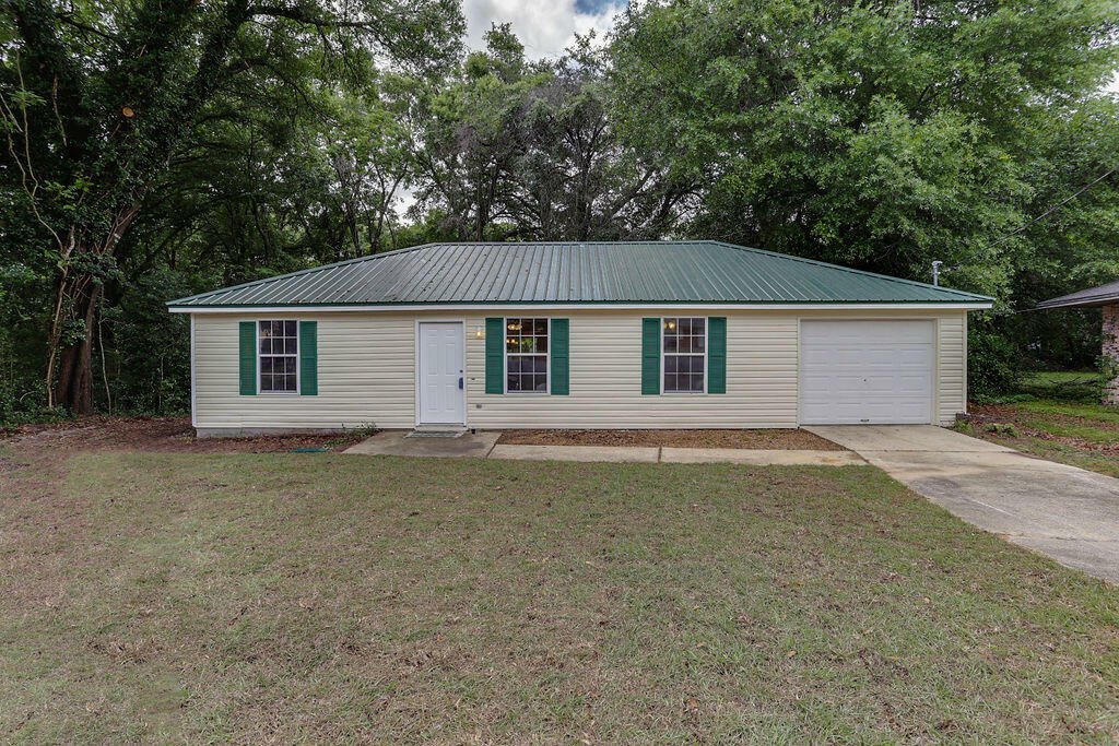 Property Photo:  112 Lea Place  FL 32539 